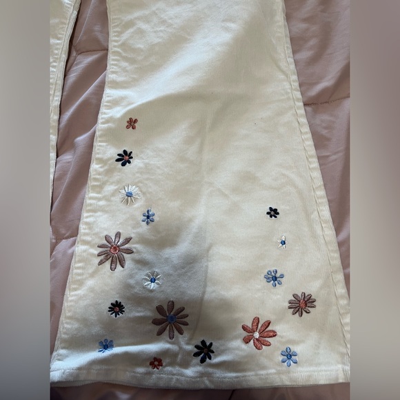 White flare jeans with floral design, perfect for rodeo outfit - Picture 2 of 5